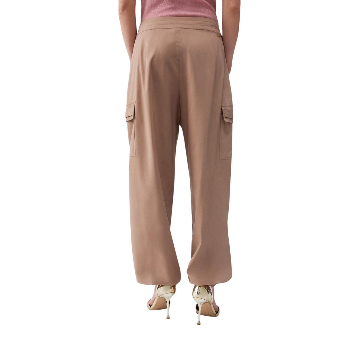 Liu-Jo ECS Pantaloni beige Regular; pantalone lungo con coulisse e fondo elastico. Dettaglio pince e tasche con patta, comfort stretch per un look dinamico e trendy. Vista posteriore