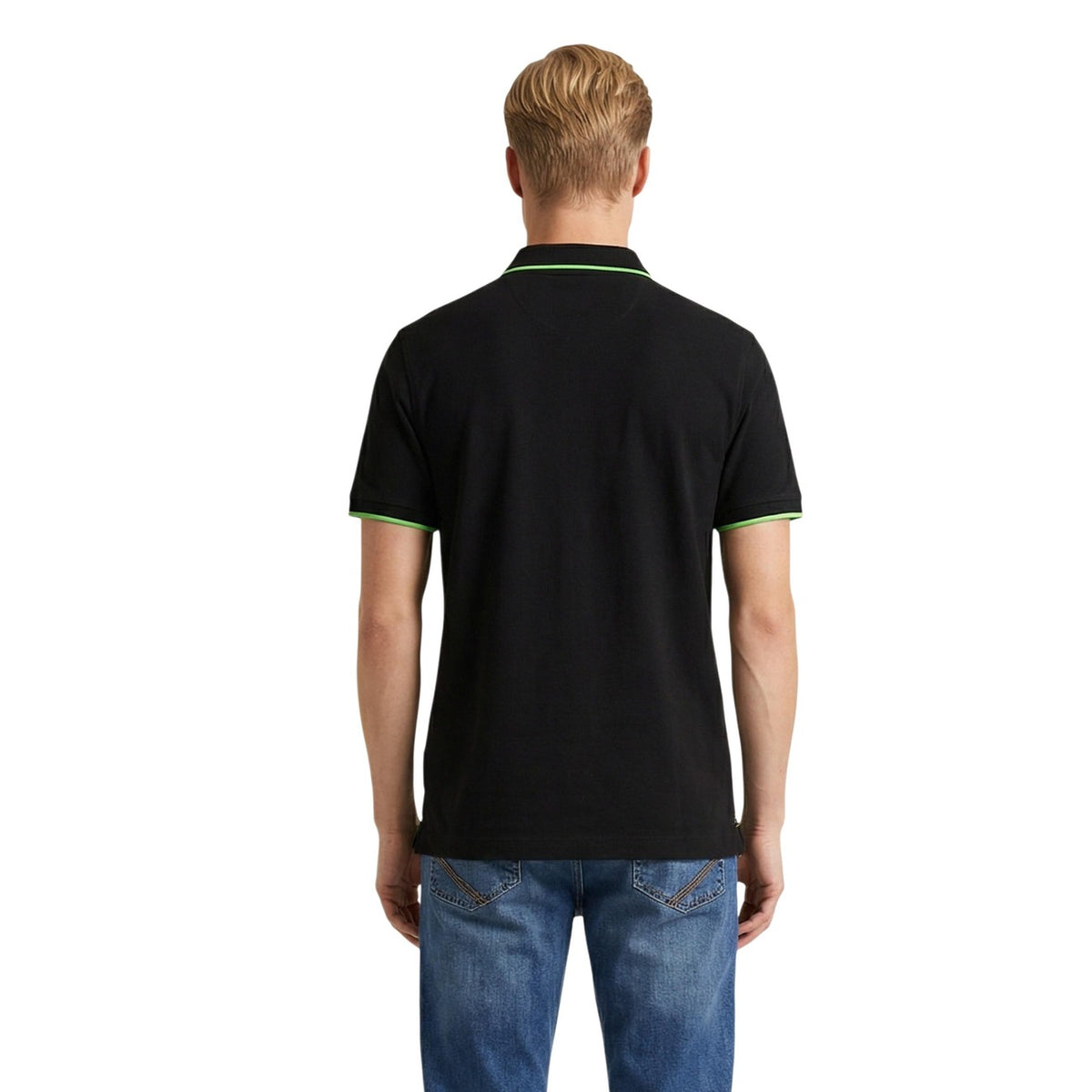 Polo U.S. Polo Assn. US43; 100% cotone piquet, maniche corte. Righe a contrasto su colletto e maniche, logo ricamato, chiusura 2 bottoni. Traspirante, resistente e versatile. Colore nero