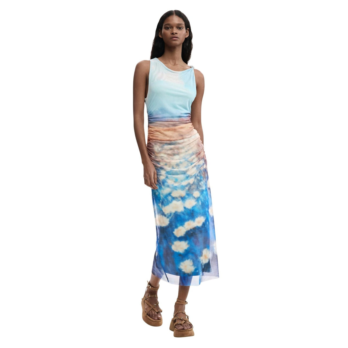 Abito Tulle Paesaggio SS26; lungo, vestibilità slim, drappeggio in vita, stampa artistica. L'abito dal fascino pittorico e dalla linea raffinata. Vista frontale