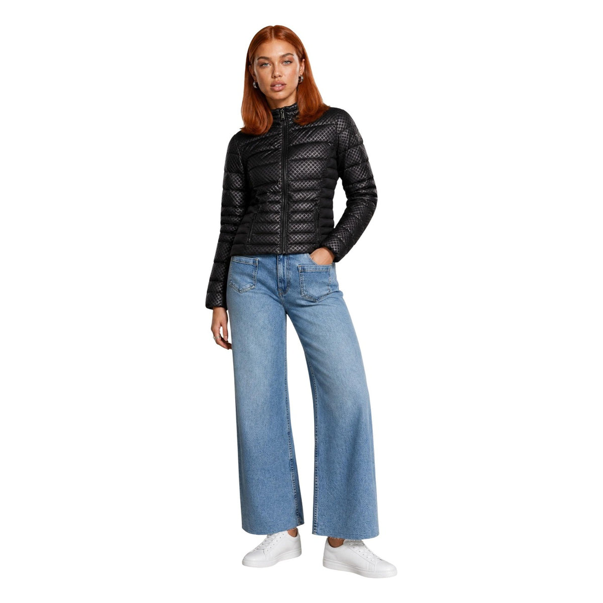 Piumino Pesante Nero Donna Guess New Vona; Tessuto 100% poliestere trapuntato con motivo geometrico embossato. Chiusura con zip, tasche laterali e logo sulla manica, stile casual invernale. Vista frontale intera