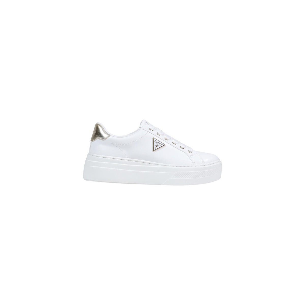 Sneakers Guess Amera Platform; 100% Poliuretano. Suola alta, logo triangolare metallico, dettaglio tallone lucido. Sneakers donna stabili, eleganti e facili da pulire per la stagione PE26. Vista laterale