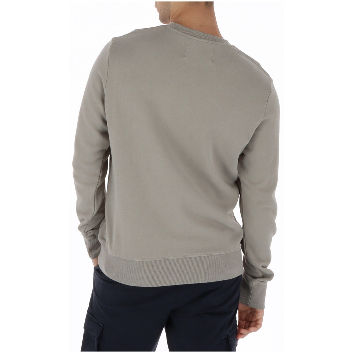 Felpa Superdry Retro Outdoor; Comfort Fit. Colore beige, grafica vintage, interno spazzolato. Maglia uomo girocollo, morbida e traspirante per la PE26. Vista posteriore