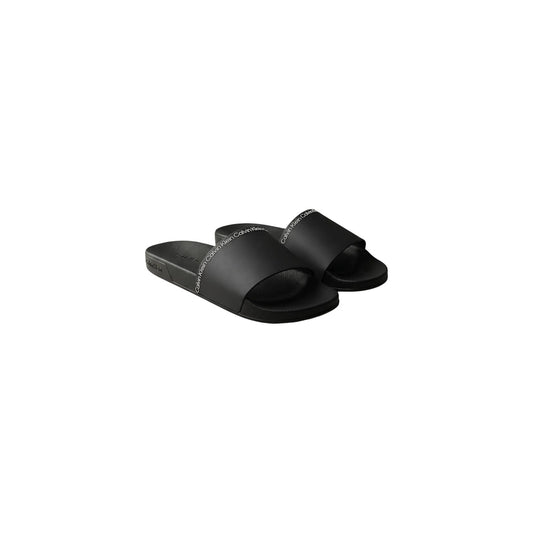 Ciabatte Calvin Klein Pool Slides; Nero. 100% Poliuretano Riciclato. Fascia con logo, plantare ergonomico, suola 2 cm. Leggere, resistenti ed ecosostenibili. Frontale