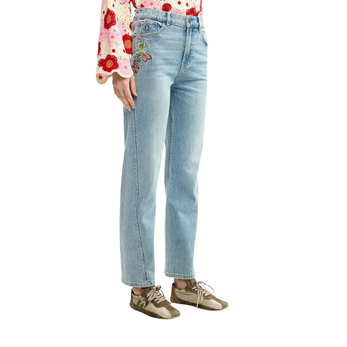 Jeans Straight Leg Ricamati PE26; taglio dritto, fiori decorativi, etichetta logo, materiali sostenibili. Il denim iconico con un tocco di eleganza floreale. Vista laterale