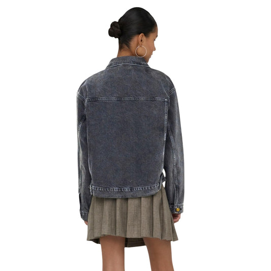 Giubbotto Denim 100% Cotone; lavaggio medio, multitasche, polsini regolabili. Il capospalla iconico e resistente per ogni stagione. Vista posteriore