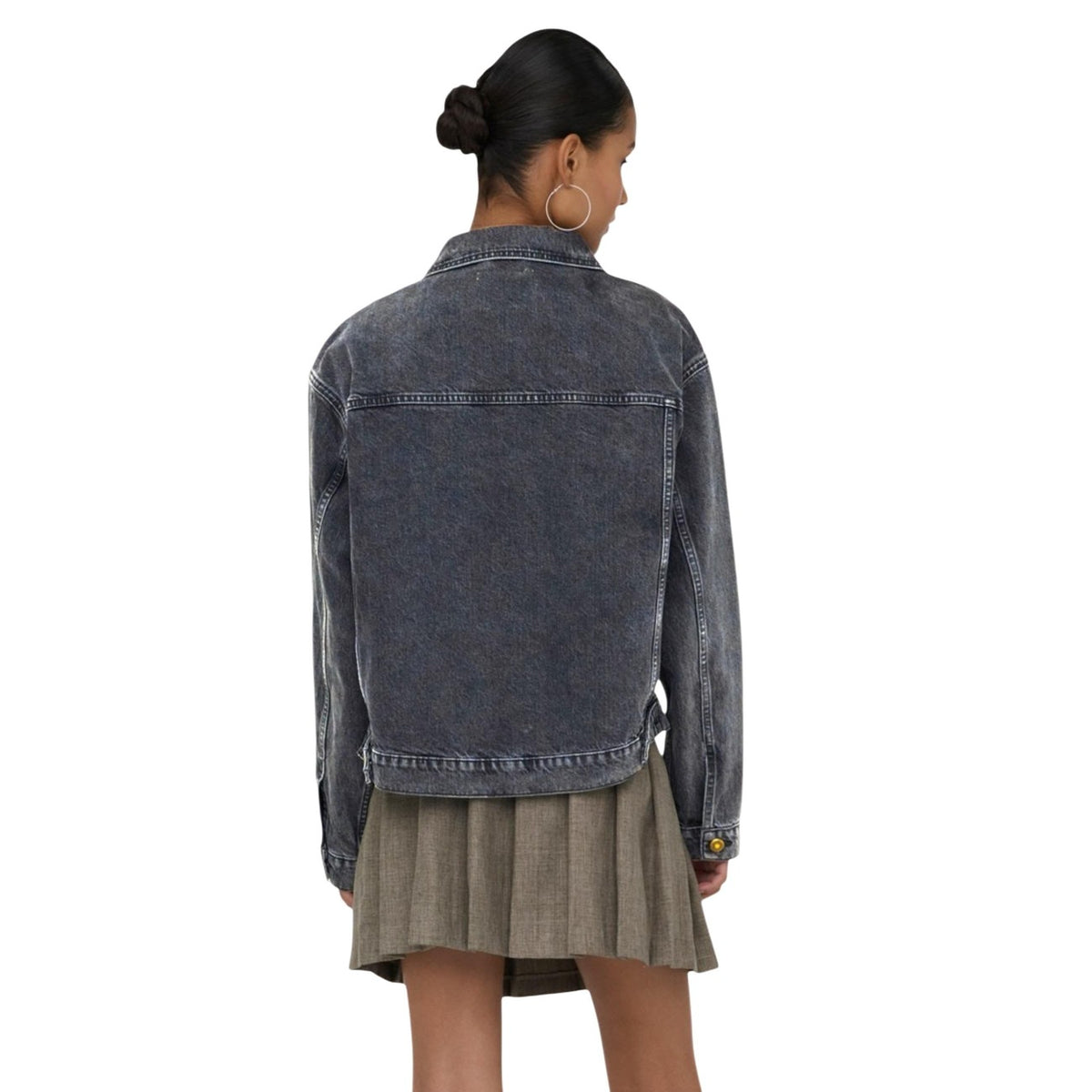 Giubbotto Denim 100% Cotone; lavaggio medio, multitasche, polsini regolabili. Il capospalla iconico e resistente per ogni stagione. Vista posteriore