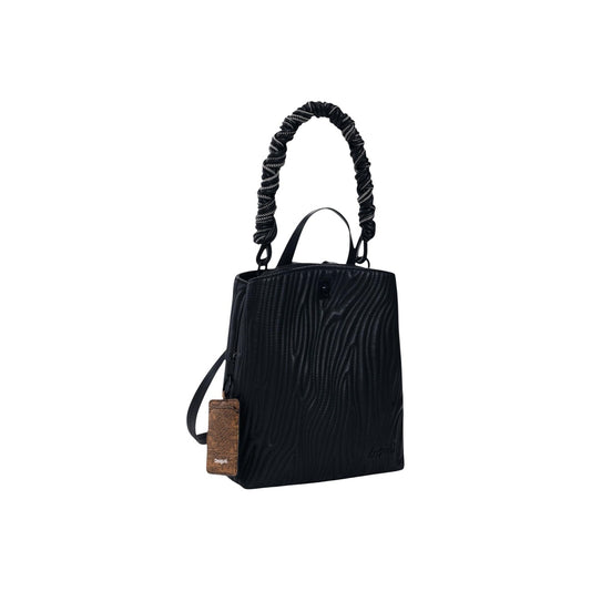 Zainetto SS26 Strutturato; tessuto riciclato, manico intrecciato, chiusura zip. Tasca posteriore, charm portacarte, design compatto e sostenibile. Stile urban-chic barcellonese Vista frontale