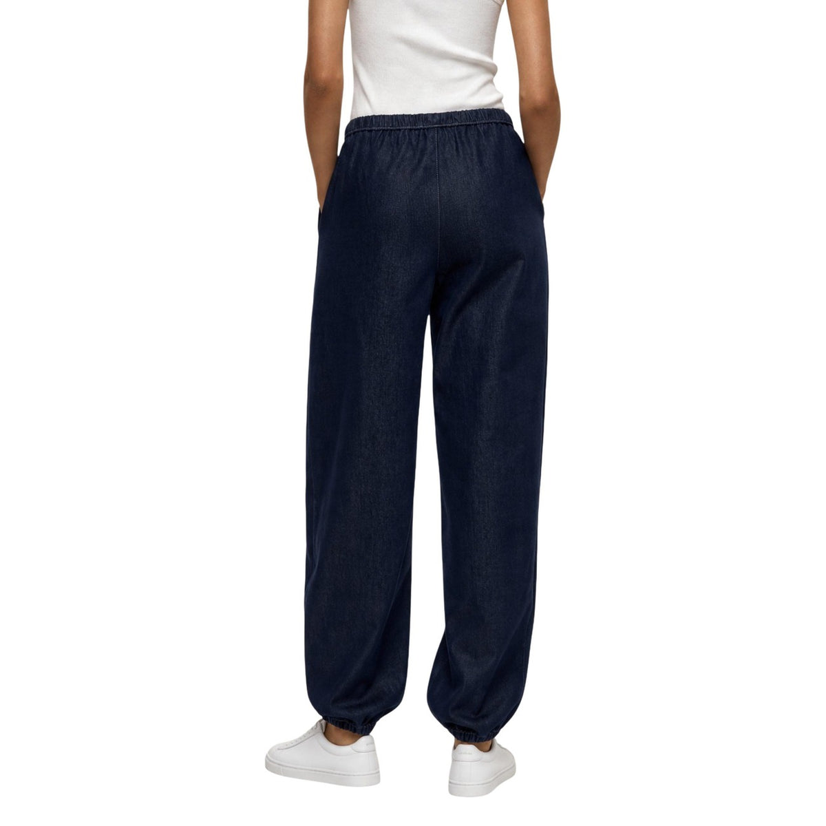Jeans Jacqueline de Yong donna blu modello JDYSANSA MW Genie Pant. Pantaloni in denim stile jogger e baggy larghi con elastico e cordoncino in vita e caviglie elasticizzate, stile casual, moderno e streetwear.