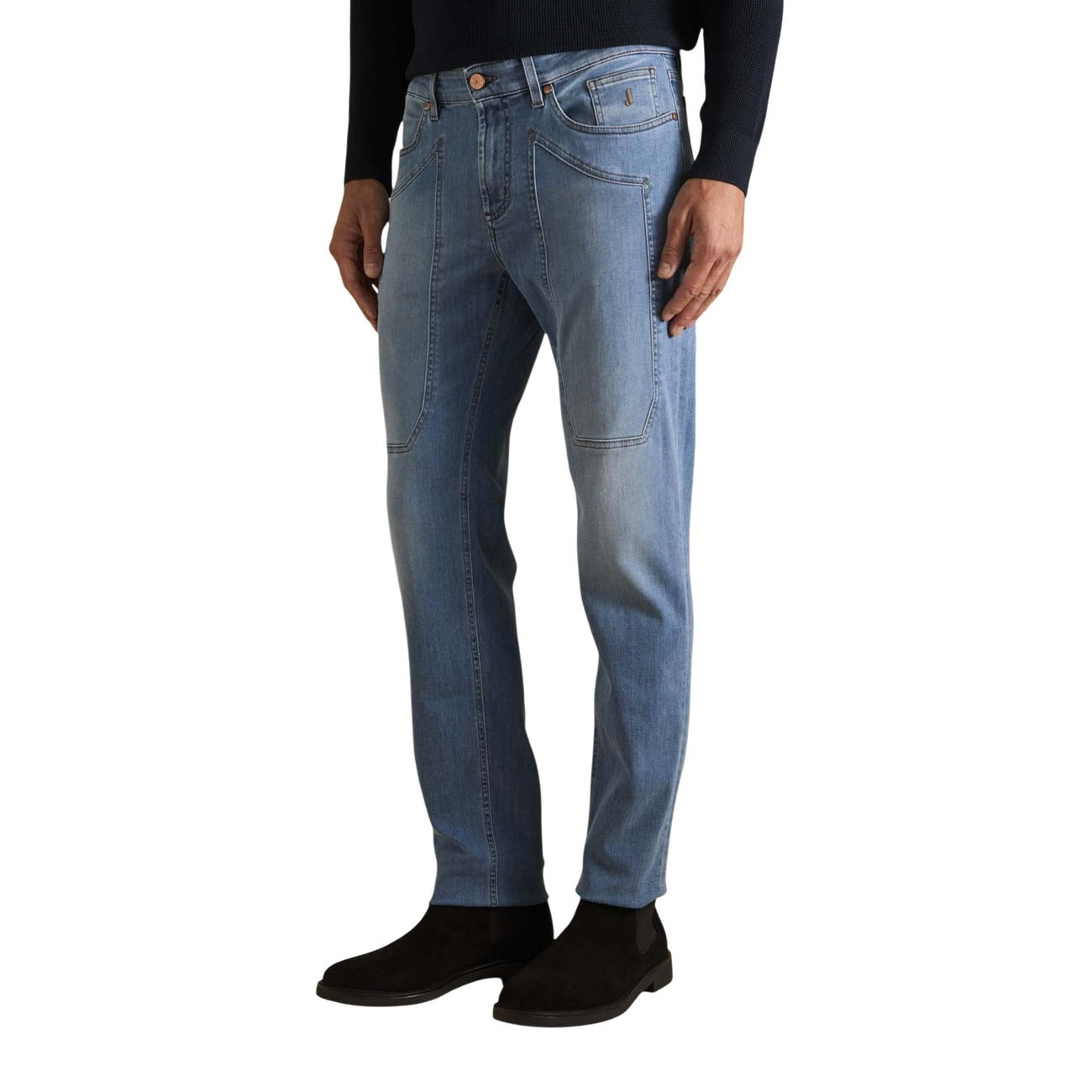 Jeckerson John Slim Jeans; cotone e poliestere riciclato, 5 tasche, iconica patch frontale. Il jeans slim versatile, sostenibile e autentico. Vista frontale laterale