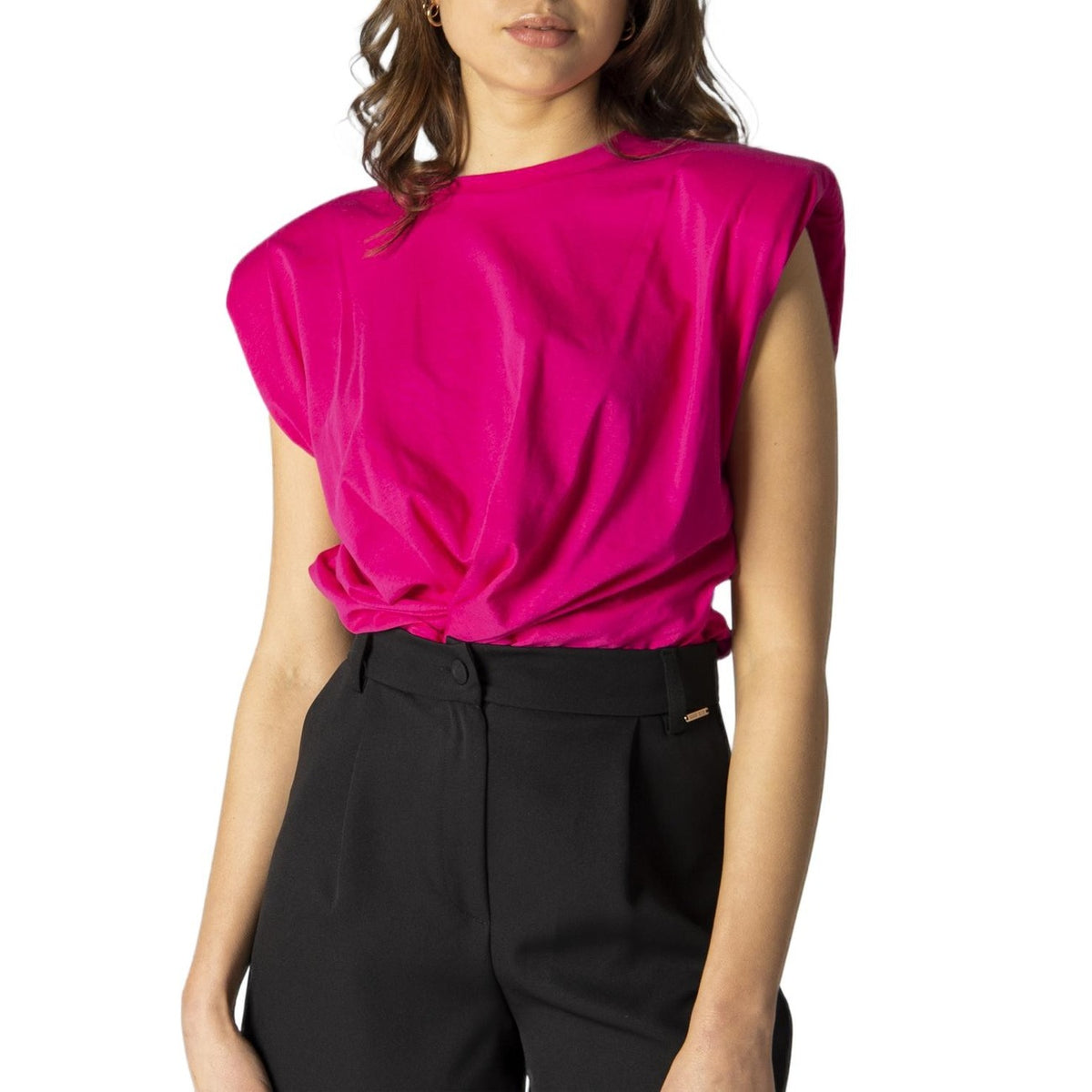Hanny Deep Top smanicato fuxia; composizione 100% cotone, scollo a giro e linea pulita, ideale per la stagione primavera-estate e abbinamenti dinamici. Vista frontale