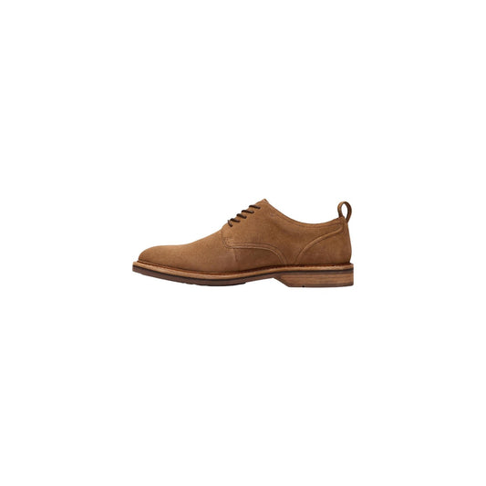 Scarpe stringate uomo Clarks Aldwin Lace; 100% suede, allacciatura a 5 fori, suola robusta, tirante posteriore. Raffinatezza e versatilità per ogni look. Colore marrone