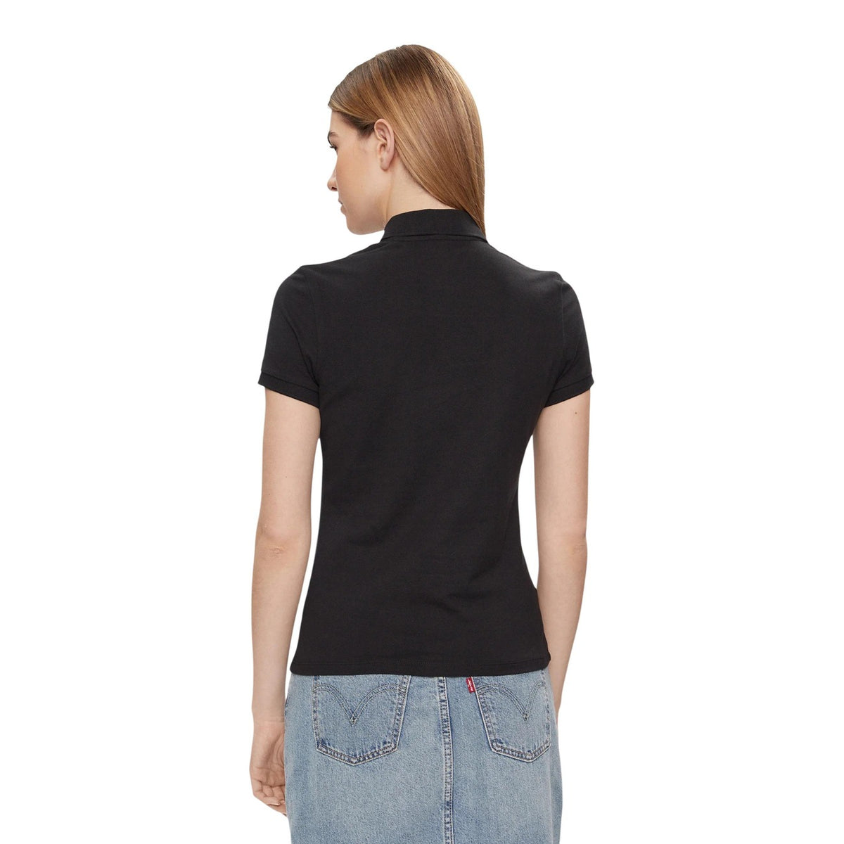 Polo Levi's donna nera modello 52599-0046. Maglietta a maniche corte tipo polo in tessuto stretch nero con colletto classico, scollatura a due bottoni e logo ricamato sul davanti, stile casual chic e preppy.