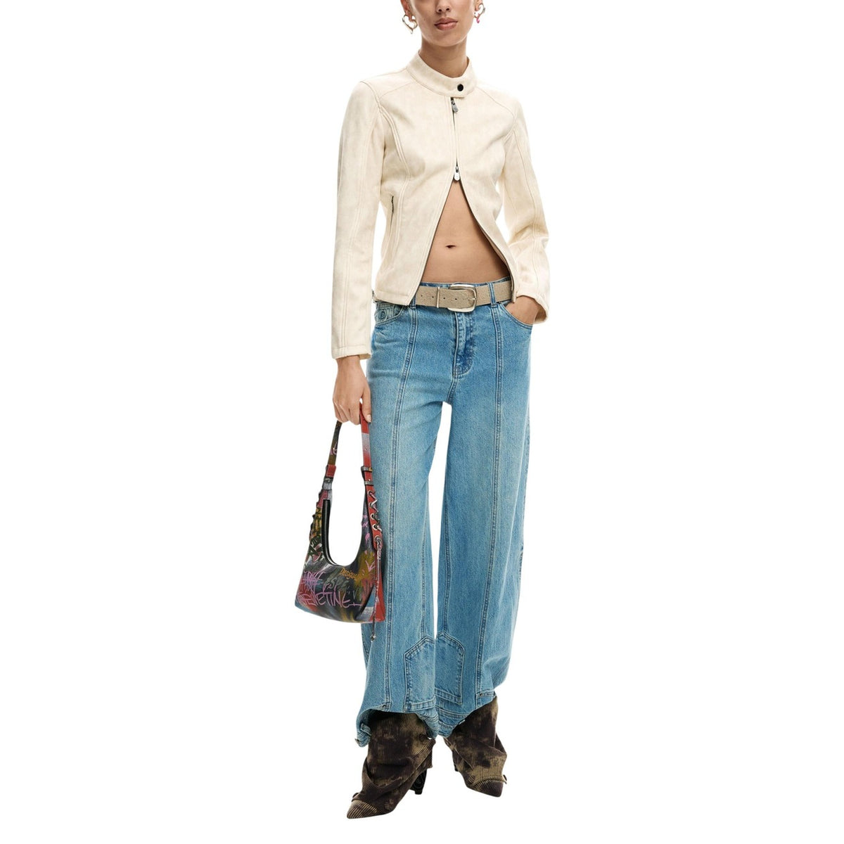 Giacca Desigual donna bianca con cerniera scollo tondo tasche anteriori - vista frontale indossata da modello