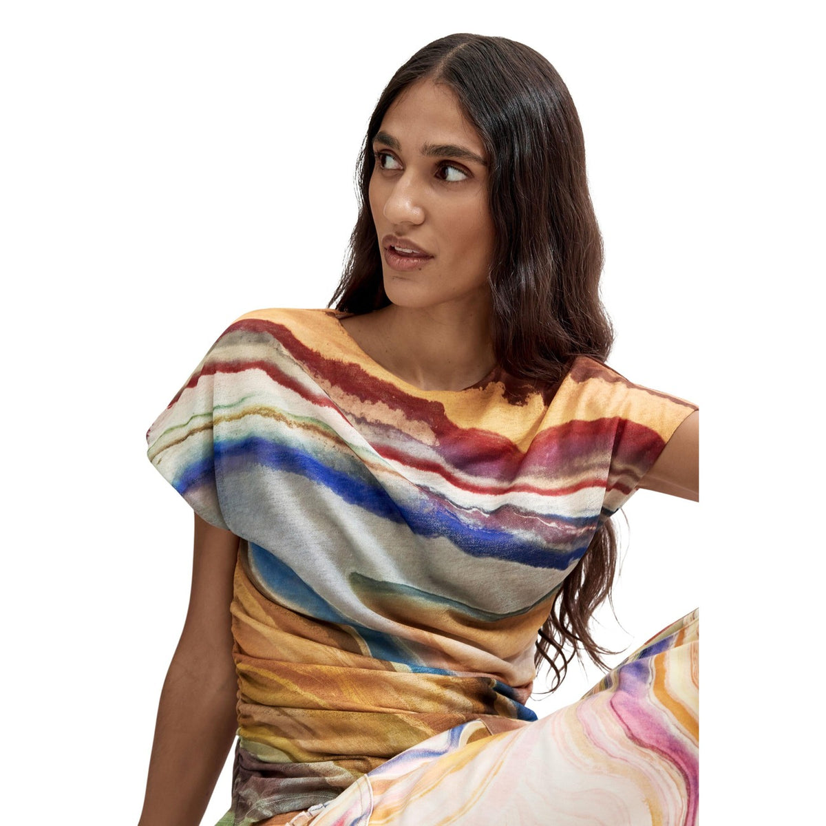 T-shirt Desigual donna beige modello TS_REIKIAVIK. Maglietta a maniche corte in tessuto a maglia beige con stampa astratta colorata all-over, scollo a barca e vestibilità regolare, stile casual estivo e contemporaneo.