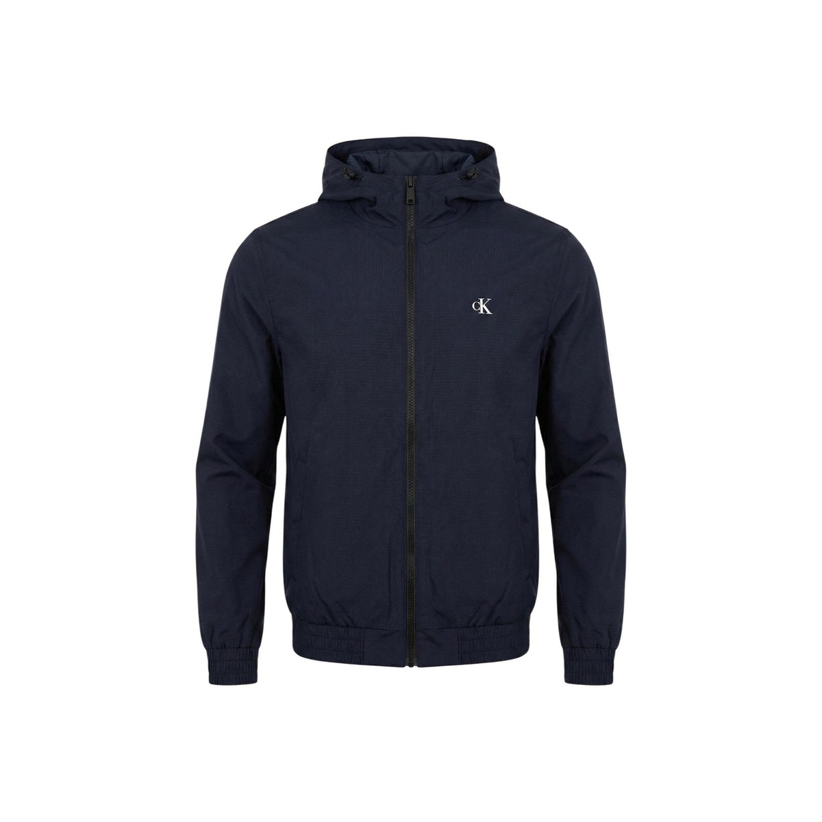Giacca a vento Calvin klein blu navy Realizzato al 100% in poliestere riciclato, Il logo CK ricamato sul petto, la chiusura frontale con zip e il cappuccio regolabile. Vista frontale stesa