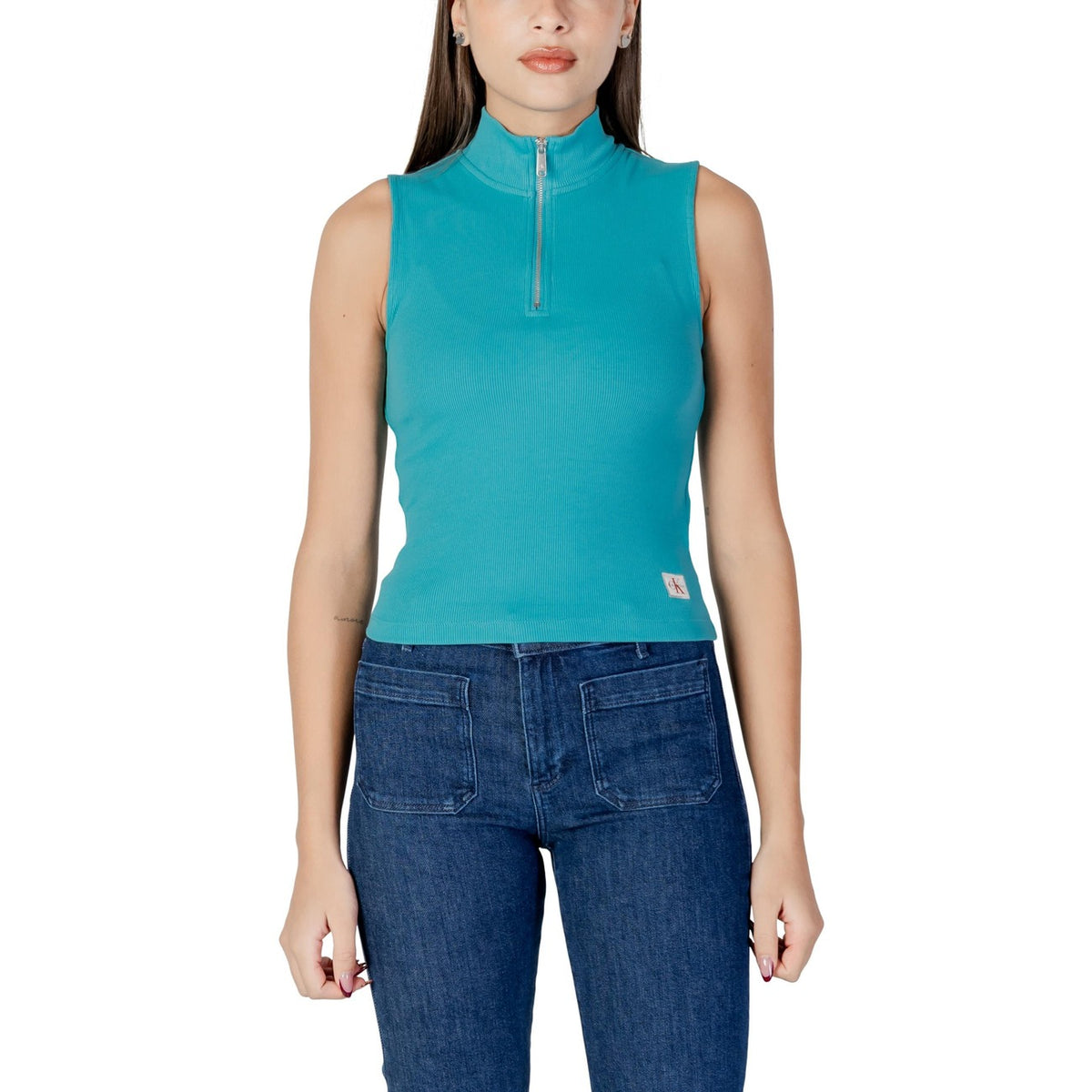 Canotta Calvin Klein Jeans A- WOVEN LABEL SL QZ donna turchese con cerniera smanicato scollo alto 95% cotone 5% elastan - vista frontale indossata da modello
