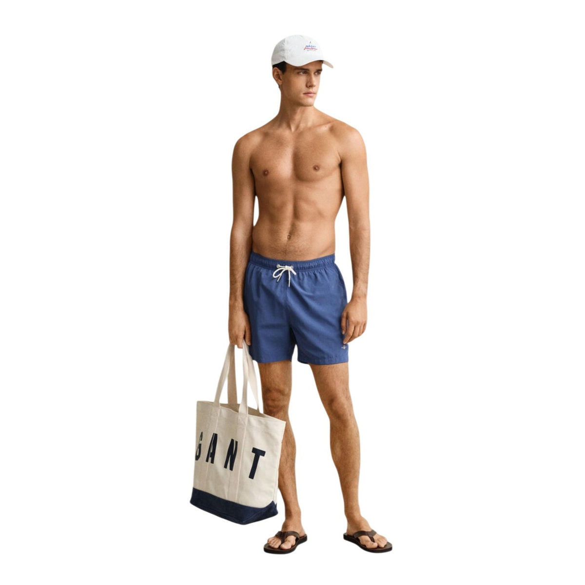 Boxer mare GANT; 100% poliammide riciclata, coulisse in vita, tasche funzionali, fodera in mesh. Stile elegante e sostenibile. Colore blu. Vista frontale Indossato da modello