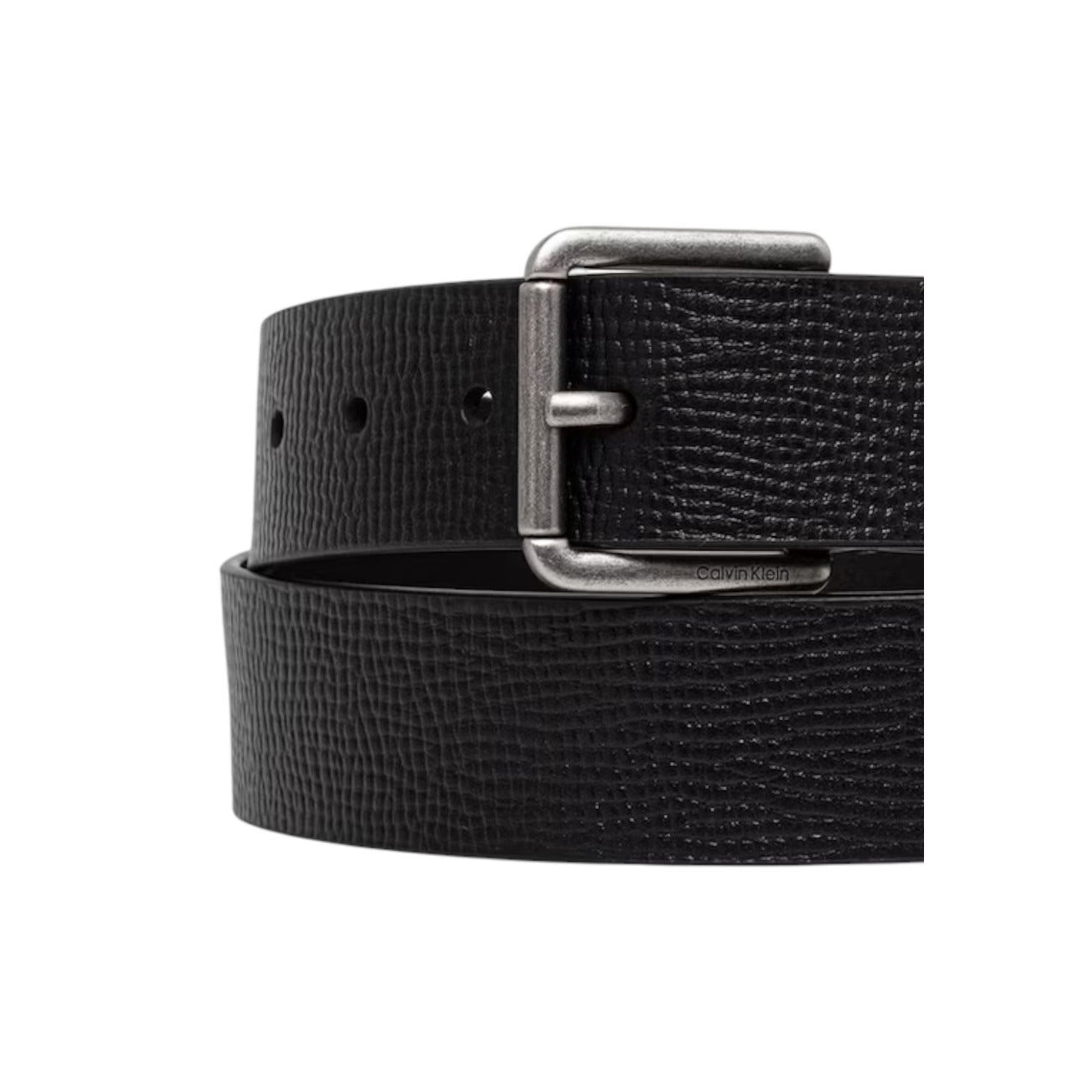 Cintura Pelle Calvin Klein Casual 40mm; Nero. 100% Vera pelle, fibbia roller in metallo satinato con logo inciso. Altezza 4 cm, ideale per jeans. Include confezione regalo ufficiale.