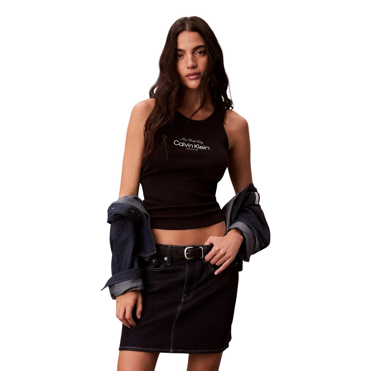 Calvin Klein Ribbed Tank Top; 95% cotone, tecnologia Lycra® FREEF!T®, vestibilità slim, senza maniche. Il basic moderno ad alta elasticità Colore nero. Vista frontale indossato