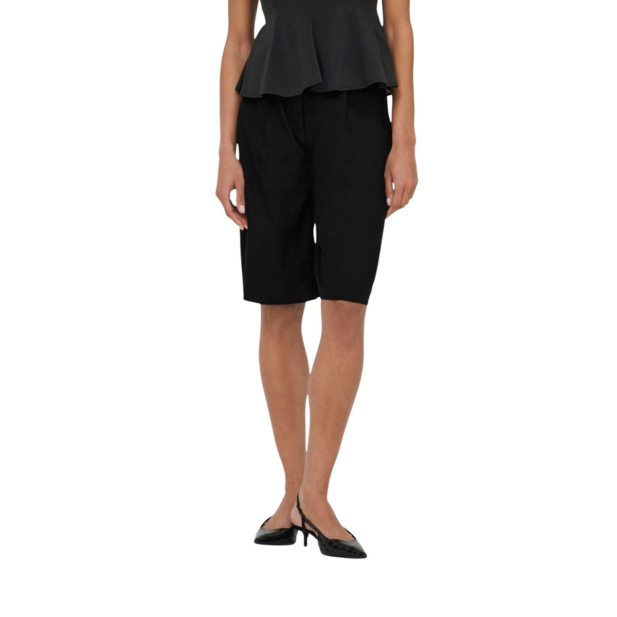 Bermuda Loose Fit; lunghezza ginocchio, passanti, chiusura a bottoni, tessuto intrecciato. La scelta versatile per uno stile senza tempo. Colore nero. Vista frontale