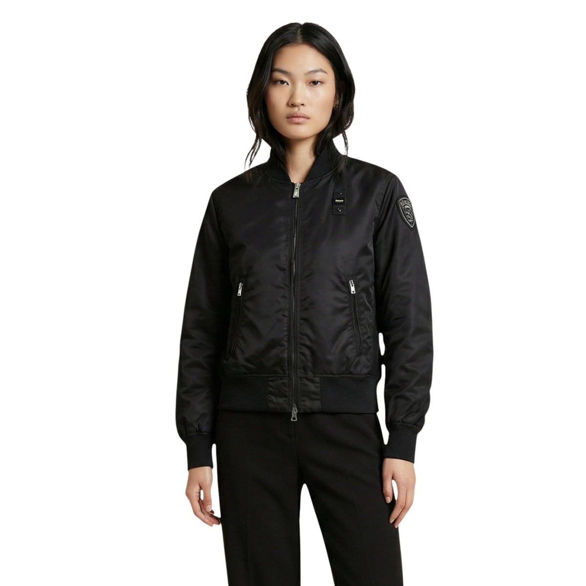 Giacca Blauer donna nera con cerniera maniche lunghe scollo tondo tasche anteriori 55% poliammide 44% poliestere 1% elastan - vista frontale indossata da modella