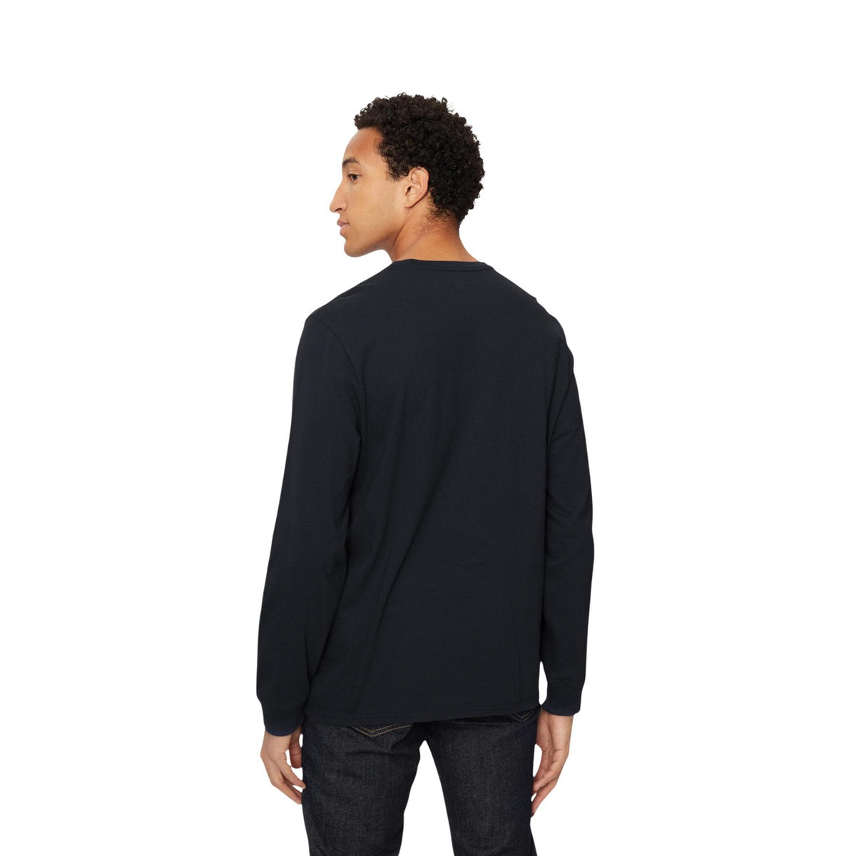 T-shirt Manica Lunga Nero Uomo Levi's; Tessuto 100% cotone leggero con scollo a girocollo tondo. Modello basic a tinta unita, stile casual essentials per l'autunno e l'inverno. Vista posteriore