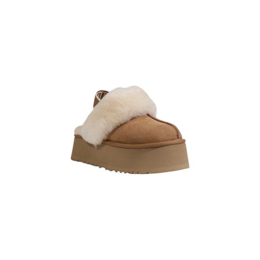 Ciabatte beige donna UGG Funkette 1113474. Sabot scamosciati beige con cinturino elastico logato, pelliccia di montone e suola spessa platform SugarSole da 5 cm.