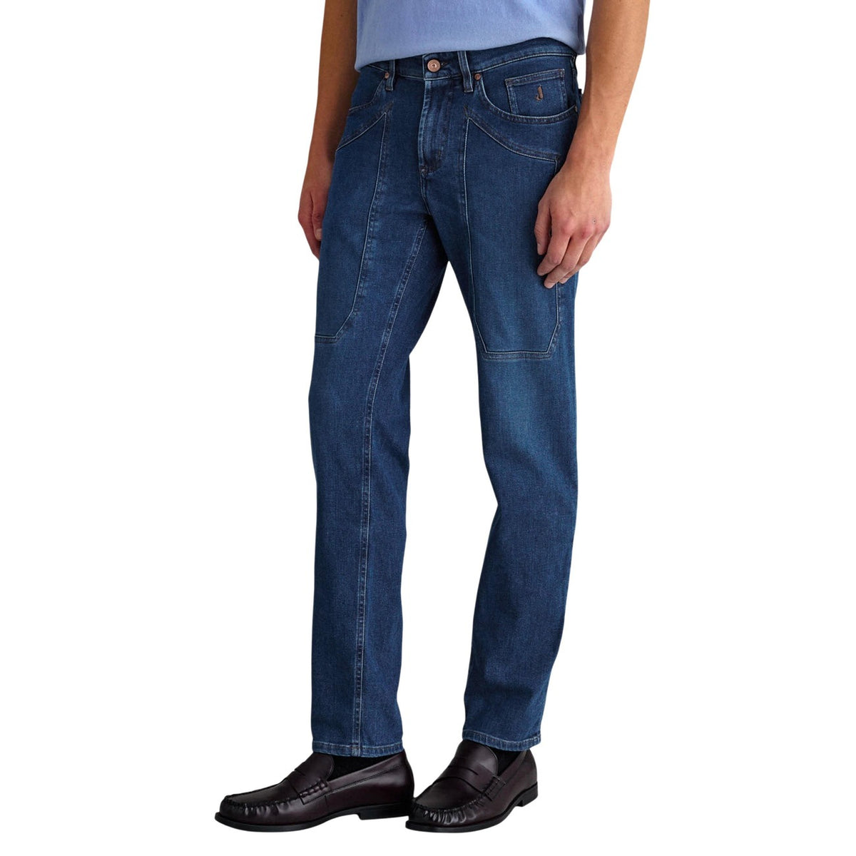 Jeans Jeckerson JOHN Slim; composizione sostenibile, taglio 5 tasche, iconica toppa frontale. Il jeans iconico per uno stile raffinato e quotidiano. Vista frontale