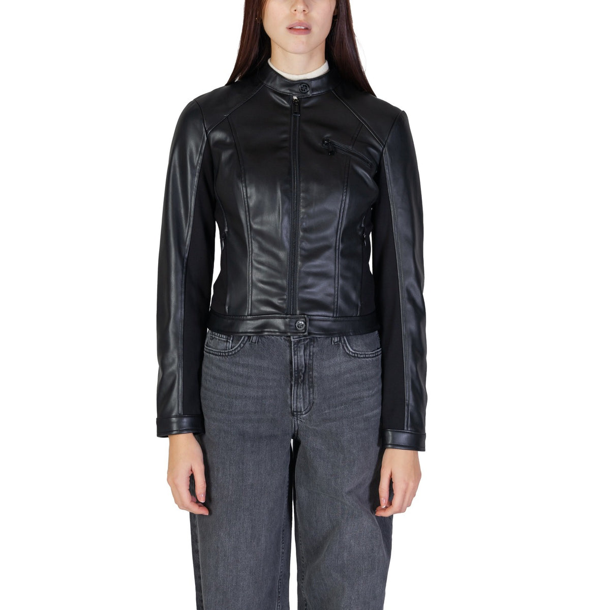 giacca di mezza stagione nera da donna Guess NEW FIAMMETTA realizzata interamente in poliuretano. include una chiusura frontale con zip, un collo alto con bottone e cuciture sartoriali Vista frontale