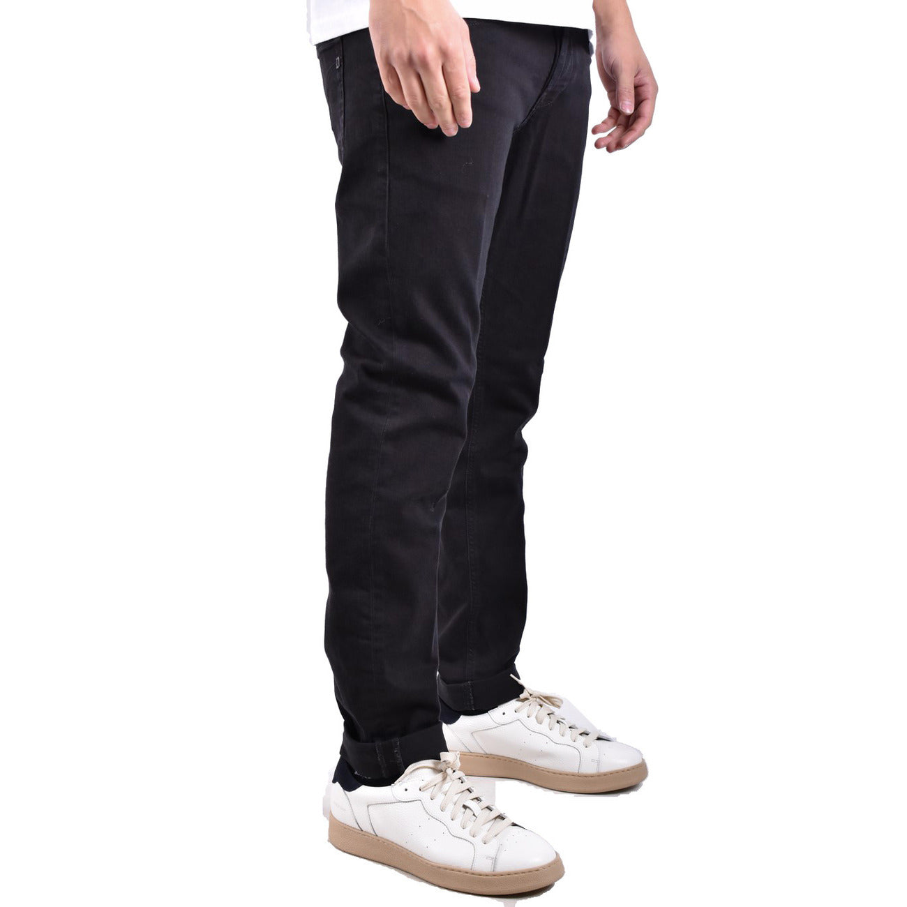 Dondup George Jeans Tapered Fit nero; 98% cotone e 2% elastan, vestibilità regolare affusolata alla caviglia, stile minimalista e comfort elevato. Vista laterale