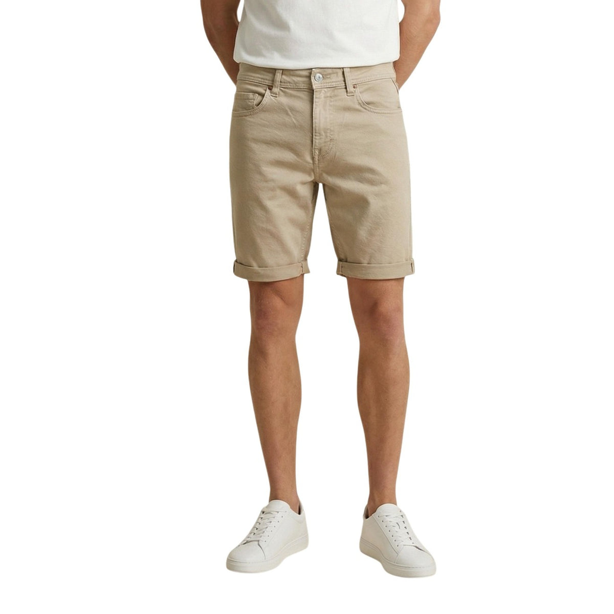 Bermuda Replay Tapered MA981Y; cotone stretch, 5 tasche, risvolto sul fondo. Chiusura zip e bottone, vestibilità affusolata e confortevole. Alta resistenza e stile senza tempo per il tempo libero. Vista frontale