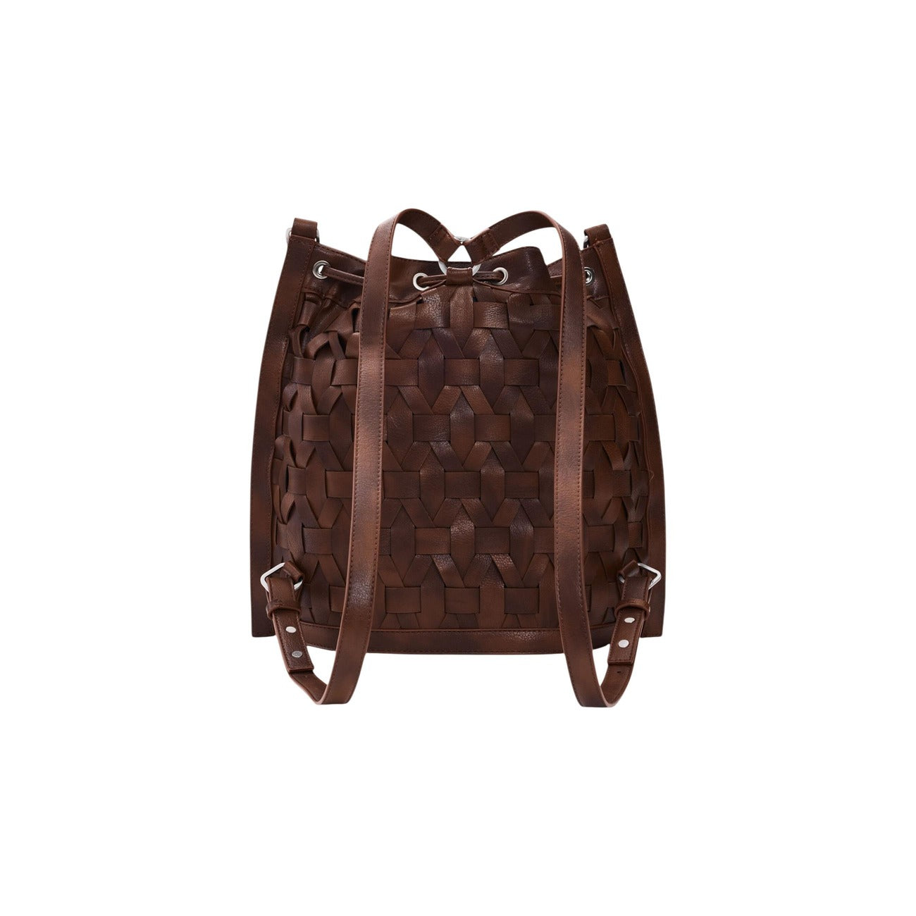 Zaino SS26 intrecciato; marrone, PU riciclato, chiusura a coulisse. Manico rimovibile, charm portacarte, tasca interna. Design sostenibile, stile artigianale contemporaneo. Vista posteriore