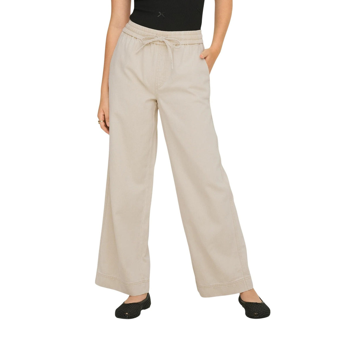 Pantaloni a zampa Only Onlmaisa; vita alta elasticizzata, coulisse, tessuto in cotone e lyocell. Silhouette svasata e vestibilità fluida. Vista frontale
