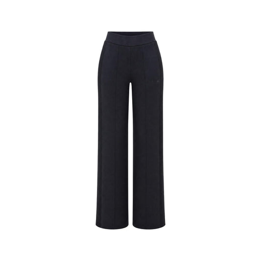 Pantaloni Tuta Neri Donna Guess Active Lyra; Taglio dritto a gamba larga in poliestere, modal ed elastam. Vita elasticizzata, nervatura frontale e logo tono su tono, stile casual mezza stagione. Frontale stesa