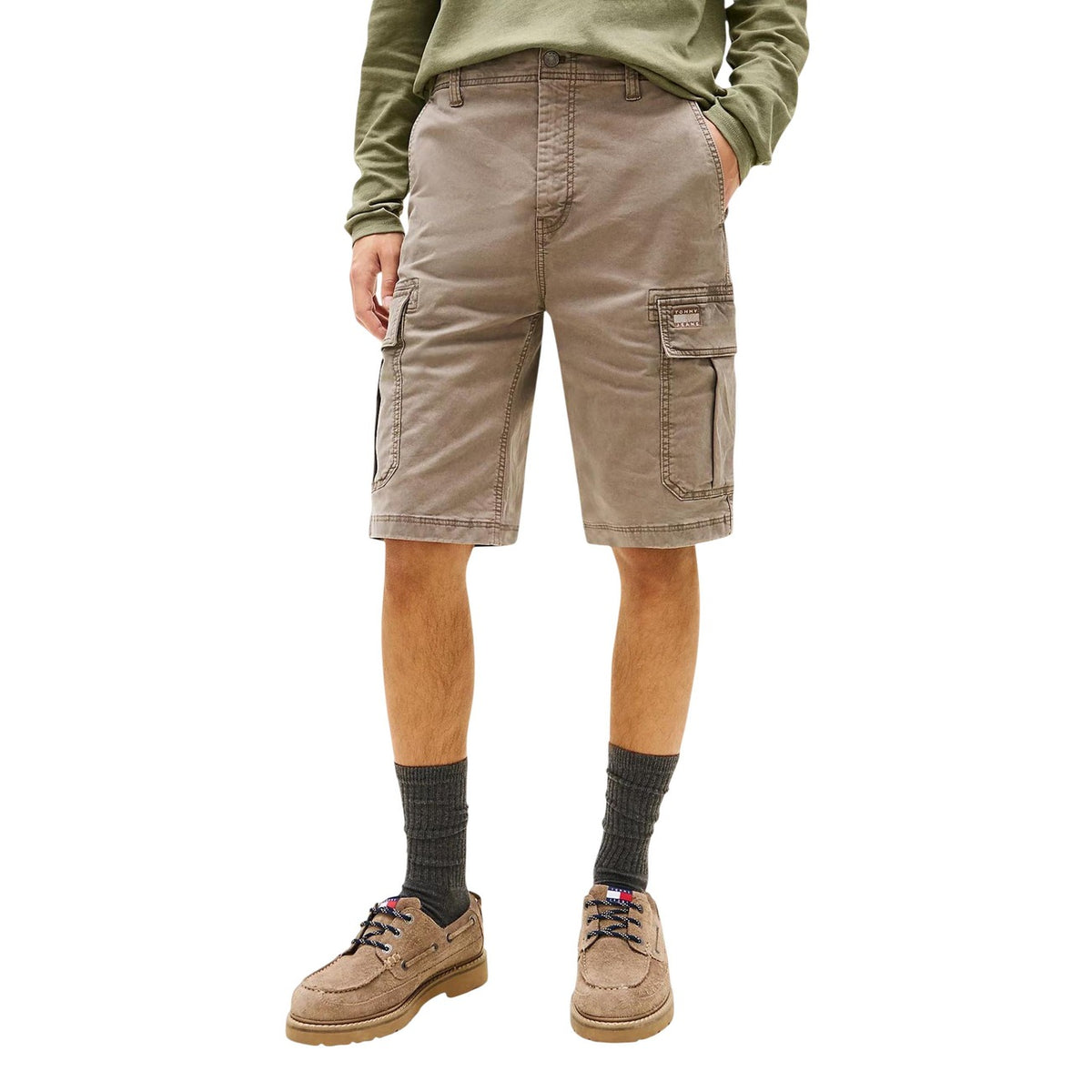 Bermuda Cargo Tommy Hilfiger Jeans; Beige. 97% Cotone Rigenerato, 3% Elastam. Tasche laterali utility, lunghezza sopra il ginocchio, vita regular. Leggeri, resistenti e sostenibili. Vista frontale