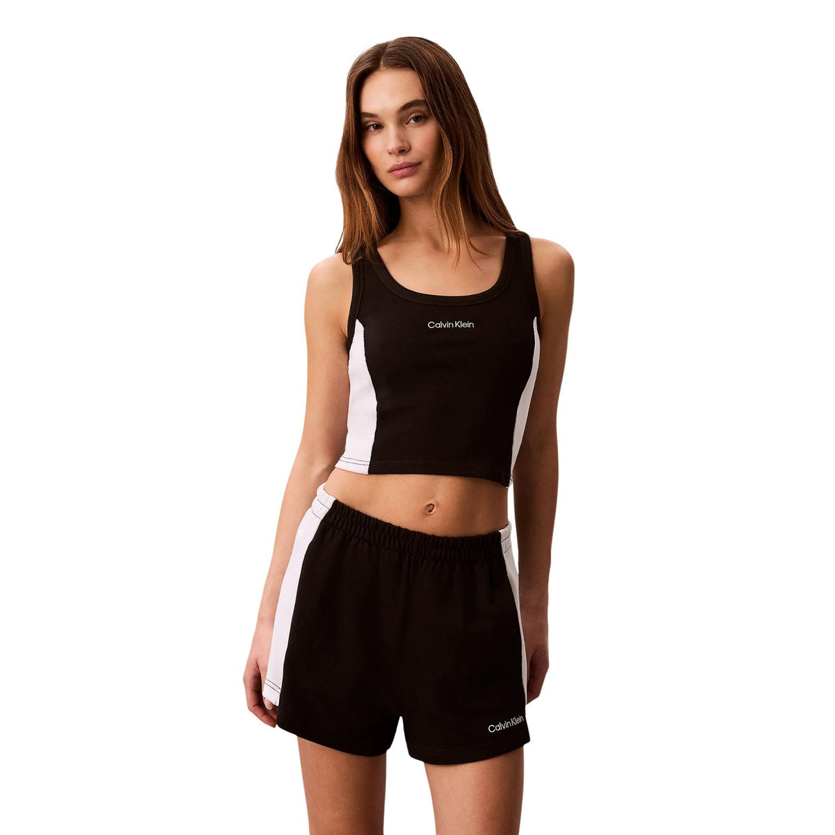 Pantaloncini Jersey Calvin Klein; Nero. 100% Cotone. Vita elastica, inserti a contrasto, logo ricamato. Comodi, freschi e ideali per un look estivo sportivo. Frontale