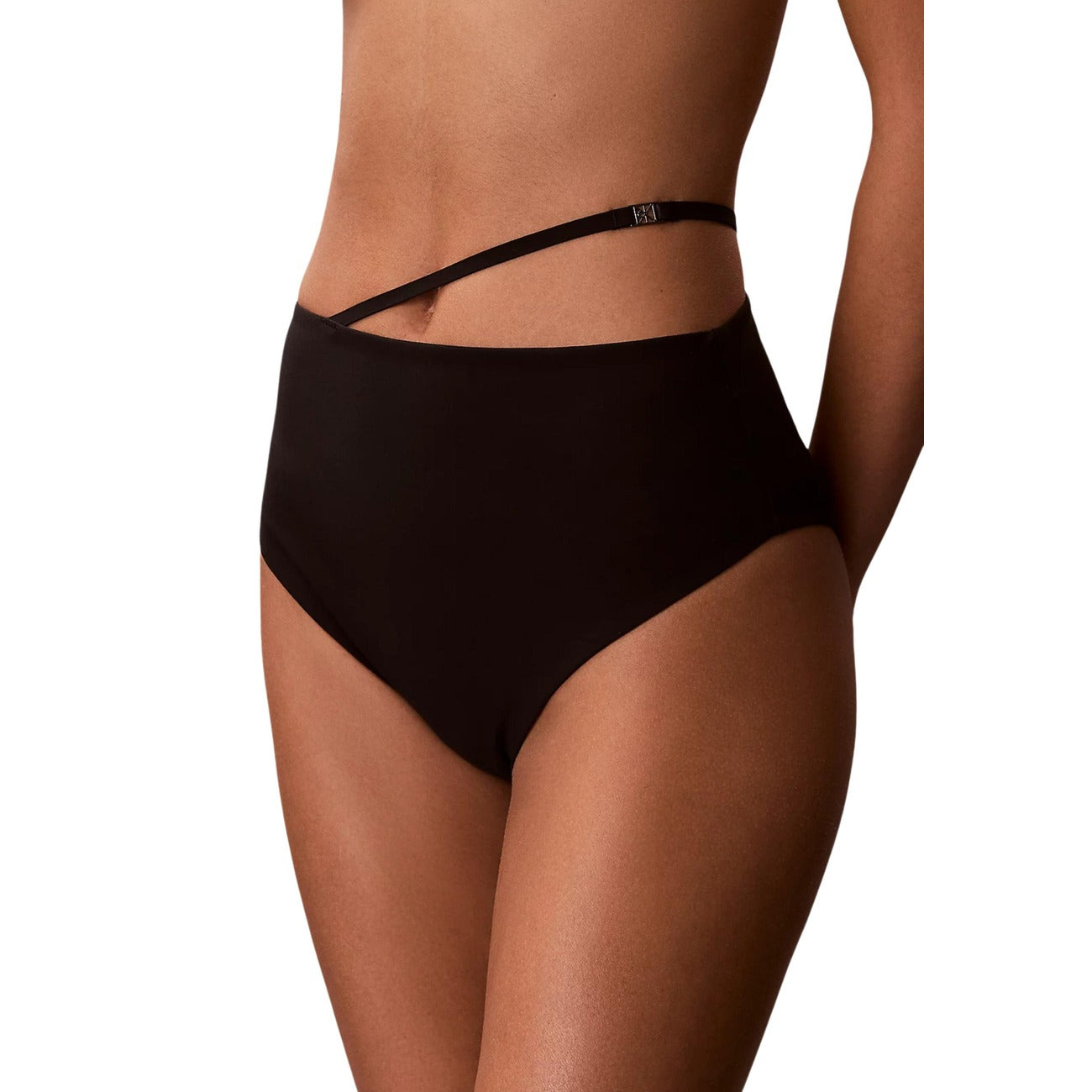 Slip Bikini Vita Alta Calvin Klein; nero. Tessuto asciugatura rapida, cintura asimmetrica con logo metallico. Interamente foderato, vestibilità modellante e stile ricercato.