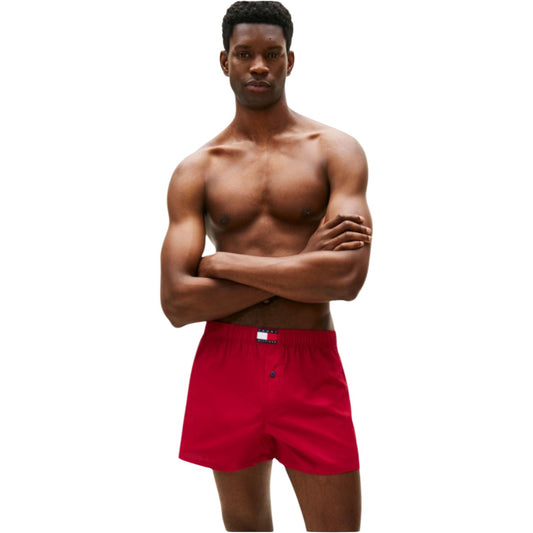 Set 3 Boxer Tommy Hilfiger; Quadri, Righe e Tinta Unita. 100% Cotone Rigenerato. Tessuto non elastico (woven), bottone centrale, elastico logato. Traspiranti, sostenibili e confortevoli. Rosso