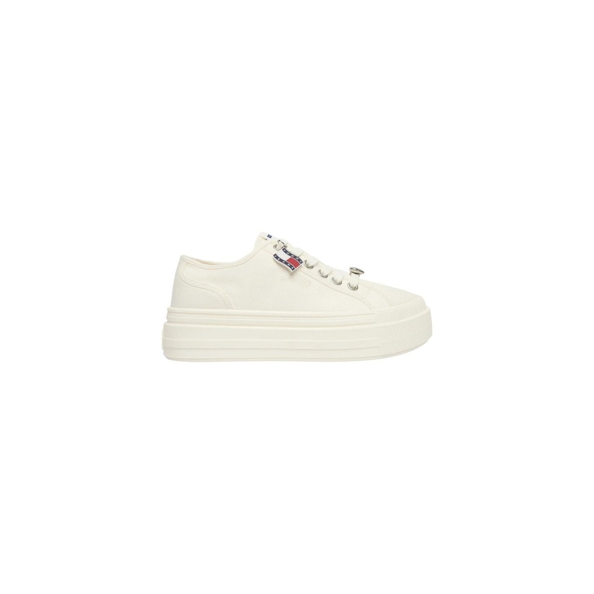 Sneakers Tommy Hilfiger EN0EN02959; cotone riciclato e BCI, suola platform. Stringate, logo laterale, design minimal chic. Calzatura sostenibile, leggera e versatile per l'uso quotidiano. Vista laterale