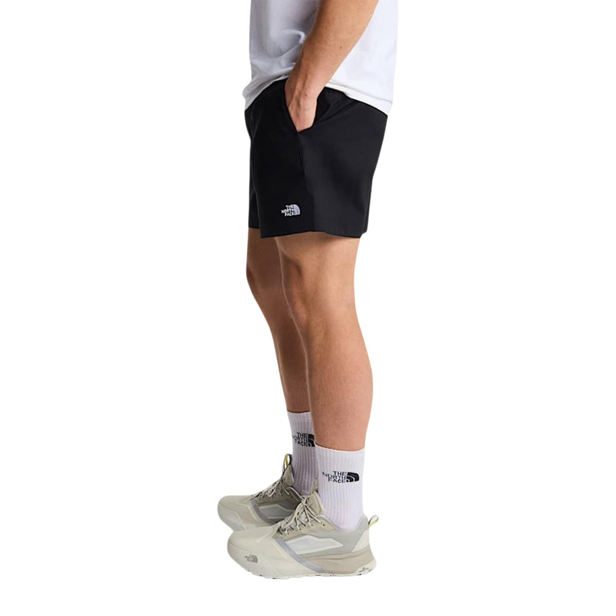 Shorts TNF Class V Pathfinder; 94% nylon riciclato, 6% elastan. Idrorepellenti, elasticizzati, con fodera interna rimovibile. Vestibilità ampia, vita con coulisse, logo ricamato. Pantaloncini tecnici leggeri e resistenti (130 G/M²). Vista laterale