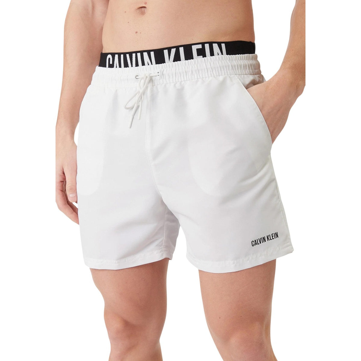 Calvin Klein Medium Double Swim Shorts; 100% poliestere, funzione water-resistant, tasche laterali e posteriori. Il costume iconico con doppia banda logata. Colore bianco