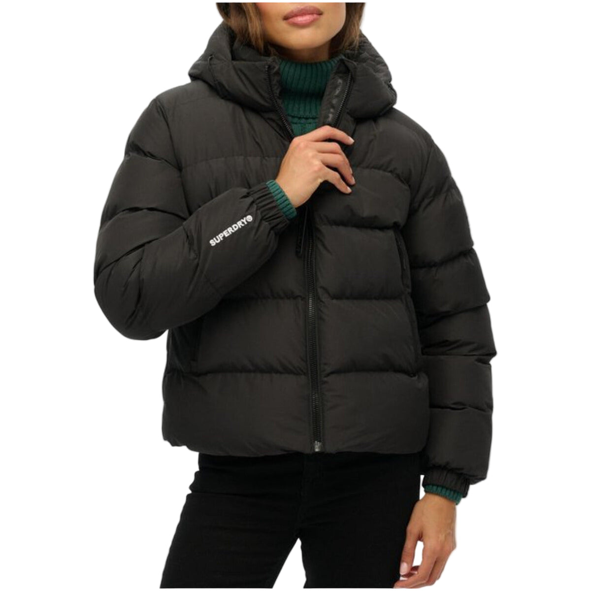 Giacca invernale Superdry nero con cappuccio regolabile e foderato in pile. Chiusura a zip integrale, tasche con cerniera e polsini con foro per il pollice. Tessuto tecnico resistente alla pioggia. Vista frontale