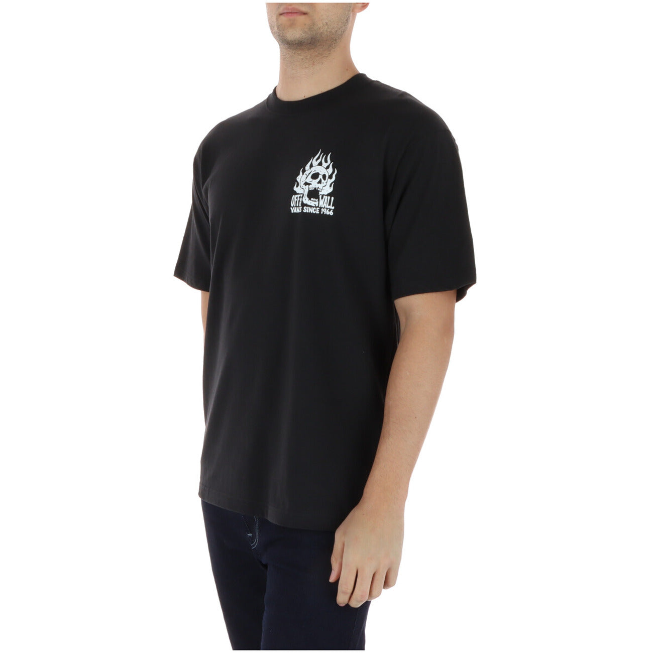 Vans Off The Wall Fever Tee; nera, 100% cotone, stampa grafica frontale. La t-shirt carica di stile per chi vive "Off The Wall". Vista frontale Laterale