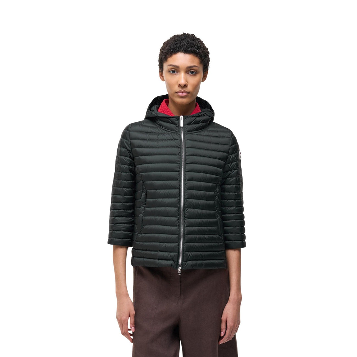 Cappa piumino donna Colmar Originals 100 grammi 2172 9VX. Giacca leggera da donna a trapezio con maniche a 3/4, cappuccio fisso, zip doppio cursore e tessuto riciclato idrorepellente, capospalla primavera estate casual e raffinato.