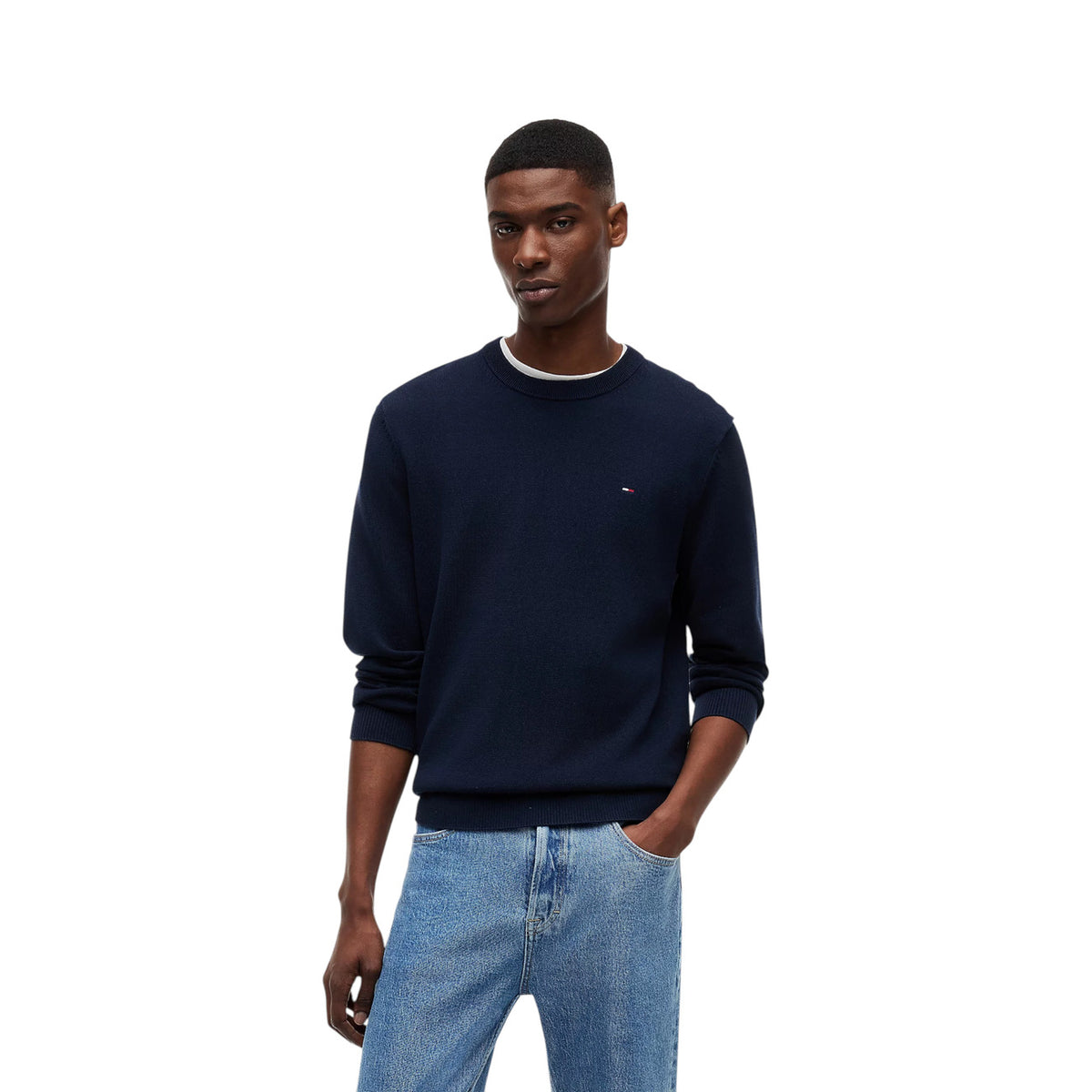 Maglione Girocollo Blu Navy Uomo Tommy Hilfiger Jeans; 100% cotone rigenerato ecosostenibile. Tessuto a maglia fine con maniche lunghe e polsini a costine. Piccolo logo ricamato sul petto, modello pull-on mezza stagione. Vista frontale