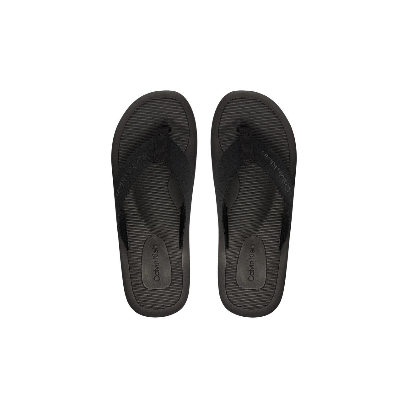 Infradito Calvin Klein HM0HM02106; 100% Poliestere. Doppia stampa logo, suola grip, fascia ampia. Ciabatte uomo mare e piscina, leggere e resistenti per la PE26. Colore nero vista frontale