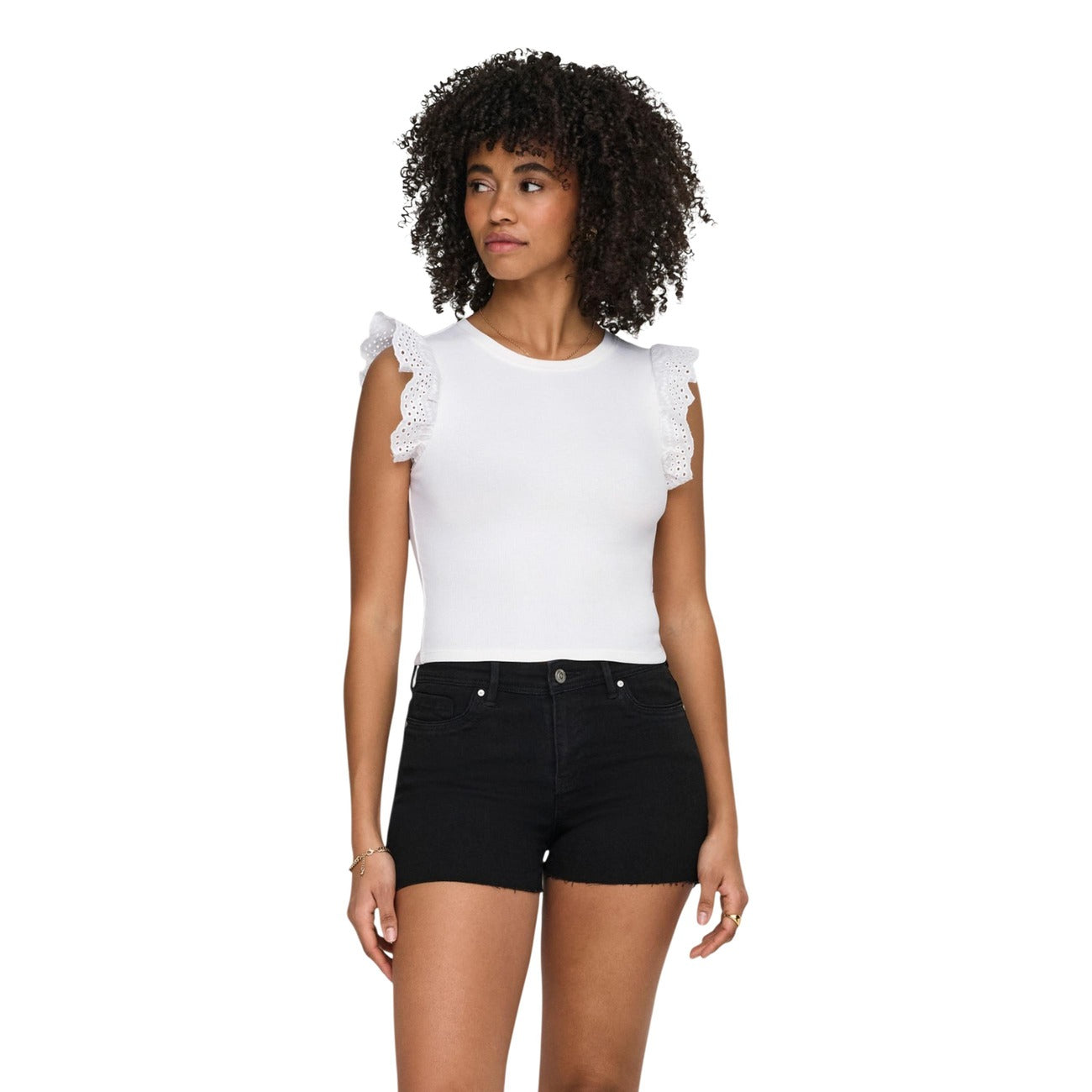 T-shirt Only Mathilda; Cotone elasticizzato. Maniche con balze in pizzo, girocollo, vestibilità aderente. Capo leggero, confortevole e raffinato. Ideale per Primavera/Estate. Colore bianco