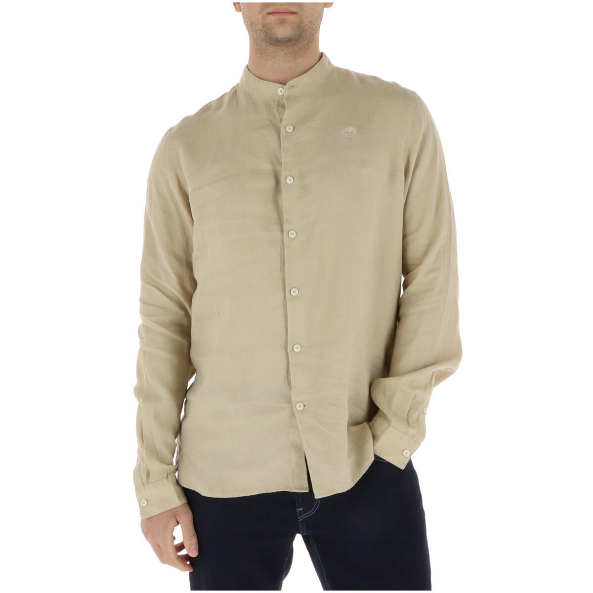 Timberland Mill Brook Linen Shirt; beige, 100% lino (135g), vestibilità slim. La camicia traspirante essenziale per il guardaroba estivo maschile.