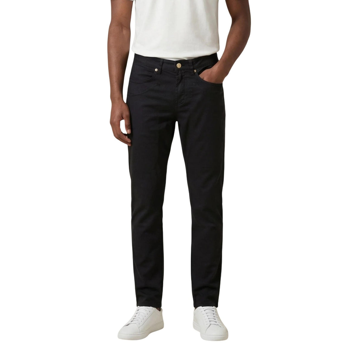 Jeckerson John Toppa Jeans; 98% cotone, 2% elastan, vestibilità a sigaretta. Il jeans iconico con toppe frontali e chiusura a zip nascosta. Colore blu/nero . Vista frontale