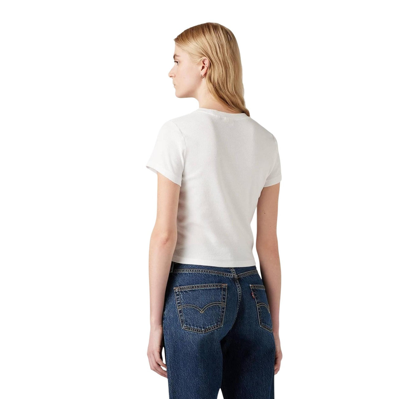 Levi's® Essential Sporty Tee Bianca; fit slim e corto, tessuto morbido e coprente, dettaglio Red Tab. Il basic sportivo essenziale. Vista posteriore